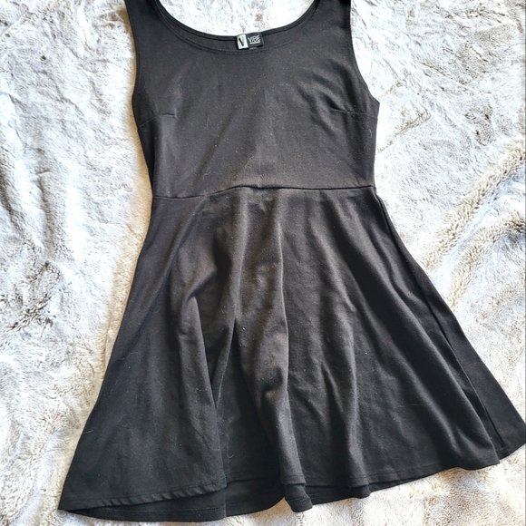 Black dress☁️ - Picture 3 of 4